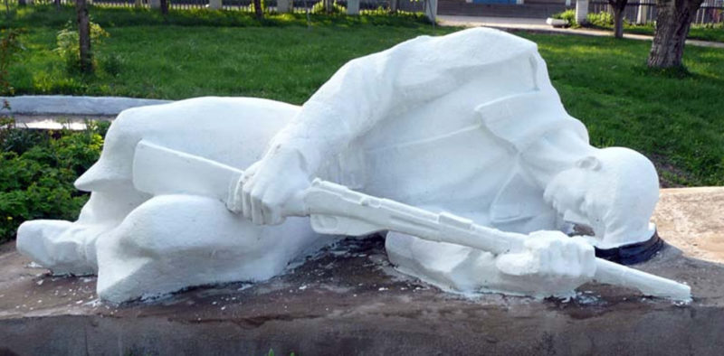 Скульптура павшего воина.