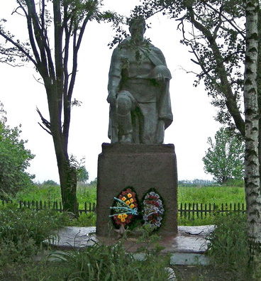 с. Мазикино Корочанского р-на. Памятник, установленный на братской могиле, в которой похоронено 20 советских воинов. 