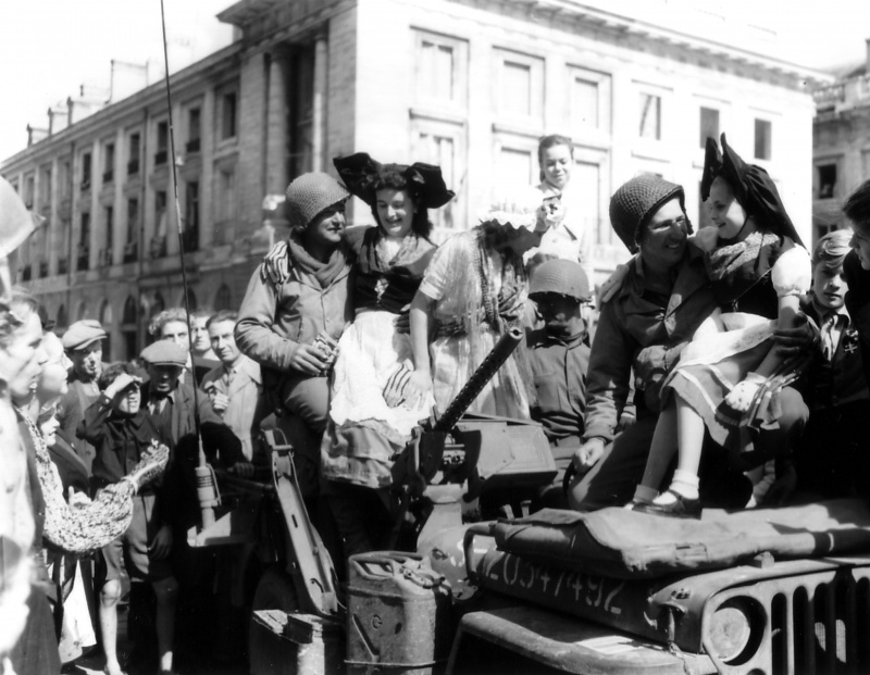 Французы встречают военнослужащих США в Реймсе. 31 августа 1944 г. 