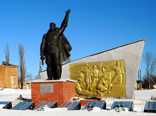  с. Борисовка Волоконовского р-на. Памятник по улице Первомайской, установленный на братской могиле, в которой похоронено 5 неизвестных советских воинов, погибших в 1941 году. 