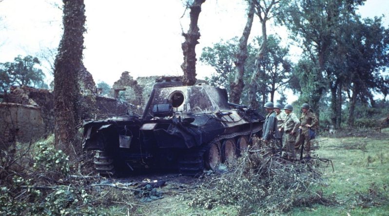 Американцы у сгоревшего танка «Пантера» в Сен-Жиль. Август 1944 г. 