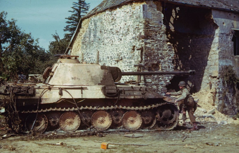 Американцы у сгоревшего танка «Пантера» в Сен-Жиль. Август 1944 г. 