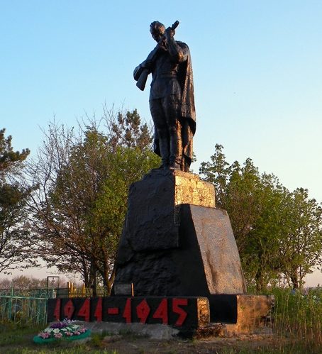 с. Миндоловка Корочанского р-на. Памятник, установленный у братских могил, в которых похоронено 28 советских воинов. 
