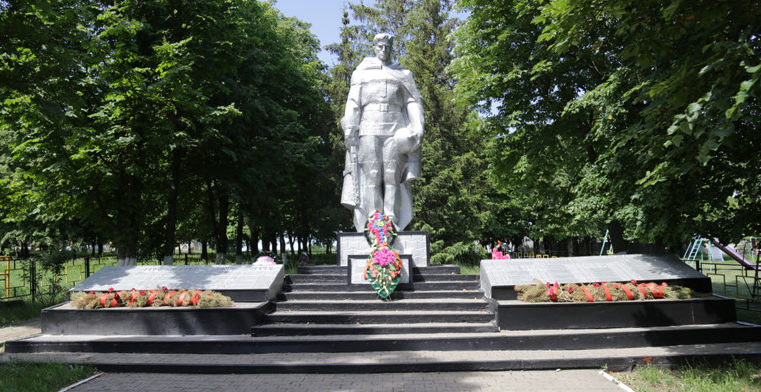 с. Журавлевка Белгородского р-на. Памятник по улице Коммунистическая 5б, установленный на братской могиле, в которой захоронено 33 советских воина, погибших в 1943 году. 