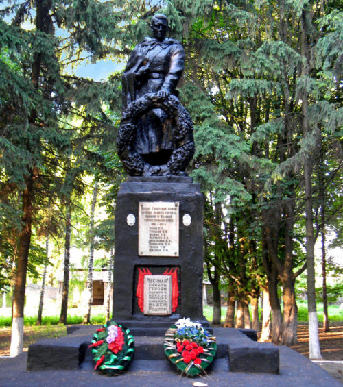 п. Мичуринский Корочанского р-на. Памятник, по улице Мичуринской, установленный на братской могиле, в которой похоронено 20 советских воинов, погибших в 1943 году.