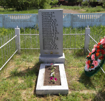 с. Журавлевка Белгородского р-на. Братская могила по улице Ленина 12, в которой похоронено 12 советских воинов, погибших в годы войны. 