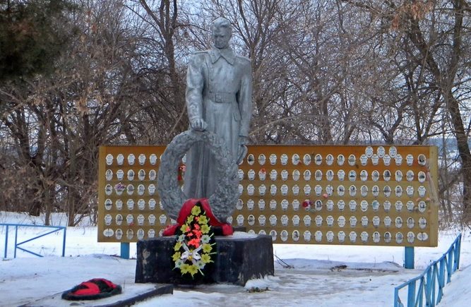 с. Нечаево Корочанского р-на. Памятник по улице Центральной, установленный на братской могиле, в которой похоронено 18 советских воинов, в т.ч. 12 неизвестных, погибших в 1943 году. 