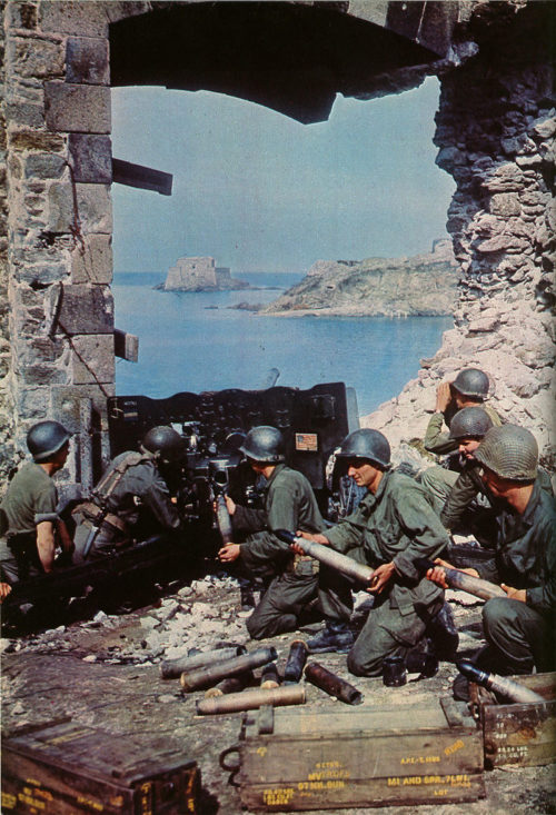 Американский расчет 57-мм орудия в Сен-Мало. Август 1944 г.