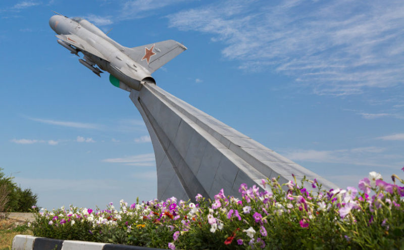 п. Волоконовка. Памятник лётчикам истребителям 8 воздушной армии и лётчикам-землякам, героически сражавшимся в годы войны.