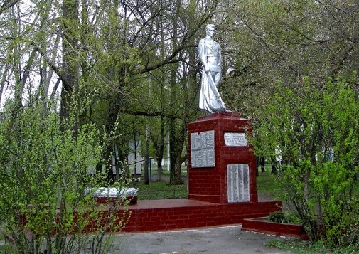 с. Пестуново Корочанского р-на. Памятник, установленный на братской могиле, в которой похоронено 72 советских воина, погибших в 1943 году.