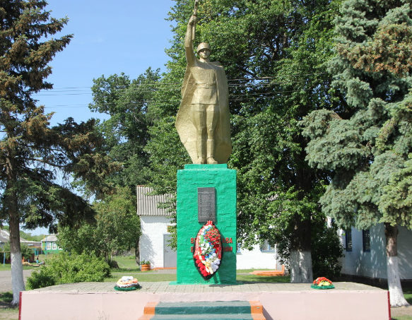 с. Красный Хутор Белгородского р-на. Памятник, установленный на братской могиле, в которой похоронено 14 советских воинов, погибших в 1943 году. 