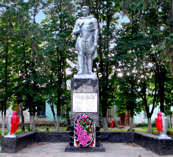 п. Плодовоягодный Корочанского р-на. Памятник воинам землякам, погибшим в годы Великой Отечественной войны. 