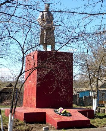 с. Плоское Корочанского р-на. Памятник, установленный на братской могиле, в которой похоронено 13 советских воинов, погибших в 1943 году.
