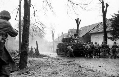 Пехота 2-го батальона 5-й французской бронетанковой дивизии в бою за город Бельфор. Лето 1944 г.