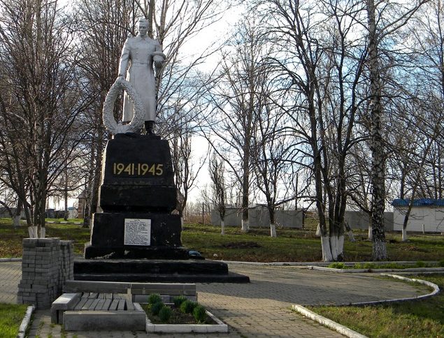с. Плотавец Корочанского р-на. Памятник, установленный на братской могиле, в которой похоронено 29 советских воина, погибших в 1943 году.