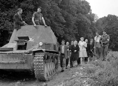 Французы у захваченного бронетранспортера «Wespe». Нормандия, лето 1944 г.