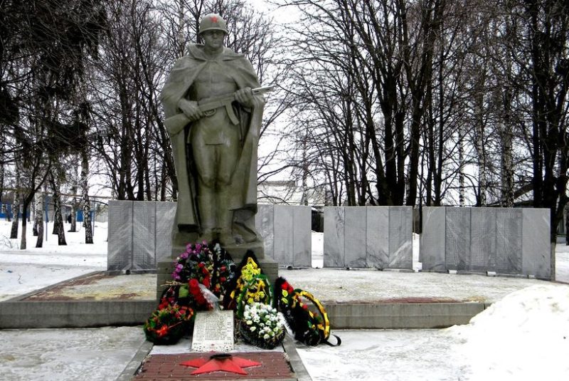 с. Погореловка Корочанского р-на. Памятник, установленный на братской могиле, в которой похоронено 15 советских воина, погибших в 1943 году.