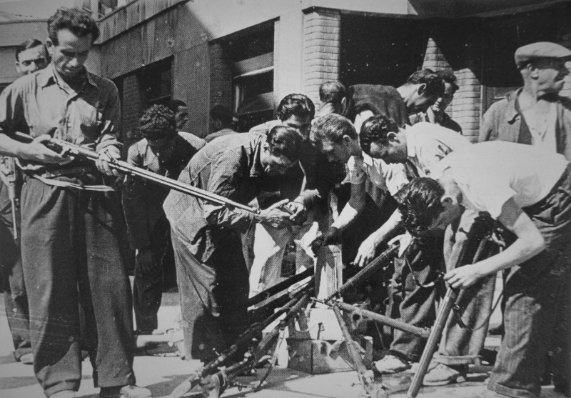 Бойцы движения Сопротивления в Марселе получают винтовки. Август 1944 г. 