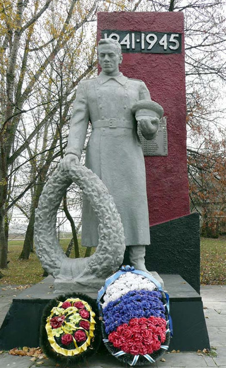 с. Поповка Корочанского р-на. Памятник, установленный на братской могиле, в которой похоронено 38 советских воина, погибших в 1943 году.