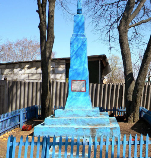 с. Проходное Корочанского р-на. Памятник, установленный на братской могиле, в которой похоронено 4 советских воина, погибших в 1943 году.