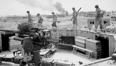 Французские солдаты занимают немецкую артиллерийскую позицию. Окрестности Марселя. Август 1944 г.