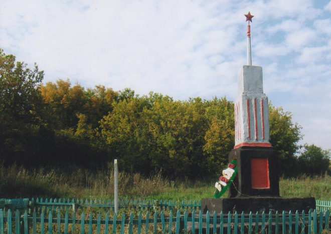 с. Соколовка Корочанского р-на. Памятник по улице Слобода, установленный на братской могиле, в которой похоронены советские воины.