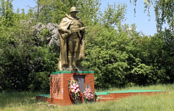  с. Наумовка Белгородского р-на. Памятник, установленный на братской могиле, в которой похоронено 8 советских воинов, погибших в 1943 году.