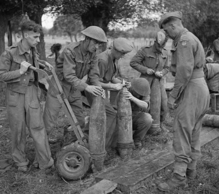 Артиллеристы 51-го полка Королевской артиллерии снаряжают снаряды взрывателями. 2 сентября 1944 г.