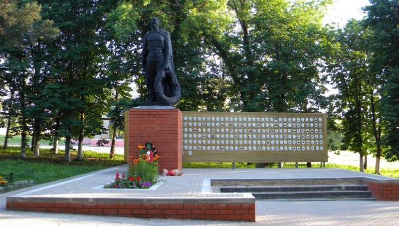 с. Соколовка Корочанского р-на. Памятник по улице, установленный на братской могиле, в которой похоронены 43 советских воина.