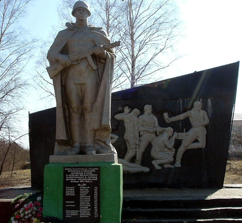 с. Нечаевка Белгородского р-на. Памятник, установленный на братской могиле, в которой похоронено 14 советских воинов, погибших в 1943 году.