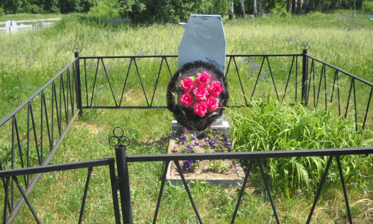 с. Никитское Белгородского р-на. Памятник по улице Подлесовка, установленный на братской могиле, в которой похоронено 2 советских воина. 