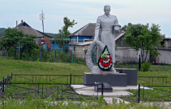 с. Ушаково, Корочанского р-на. Памятник по улице Луговой, установленный на братской могиле, в которой похоронен 171 советский воин, в т.ч. 41 неизвестный, погибший в 1943 году.