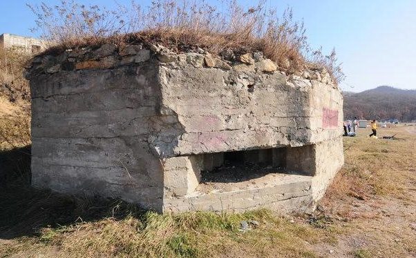 Двухамбразурный каменнобутовый ДОТ в северной части бухты Лашкевича в районе Находки был построен в 1941 году. Класс защиты М-3. 