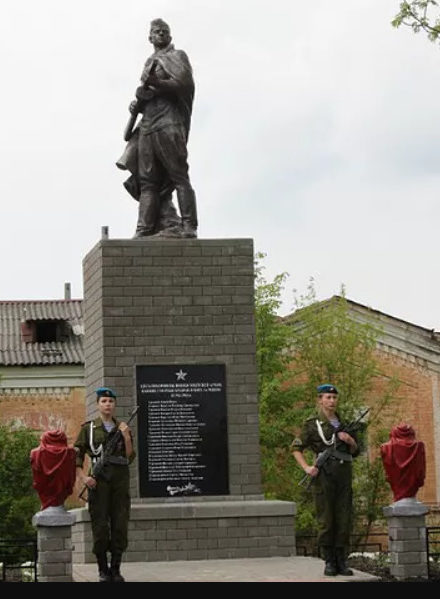 с. Староивановка Волоконовского р-на. Памятник по улице Новикова, установленный на братской могиле, в которой похоронено 80 советских воинов, погибших в 1943 году. 