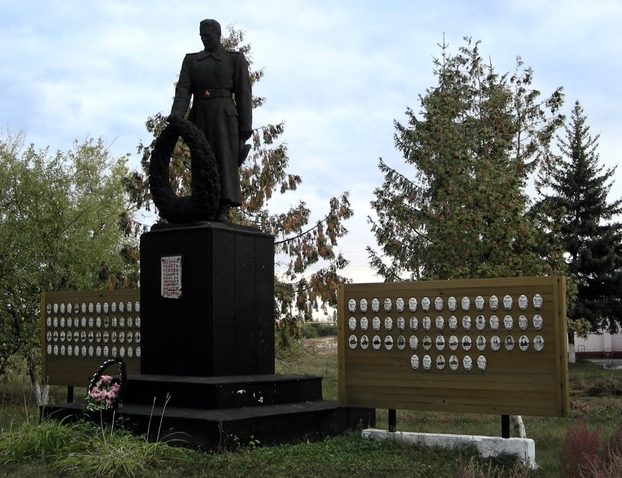 с. Фощеватое Корочанского р-на. Памятник погибшим землякам.