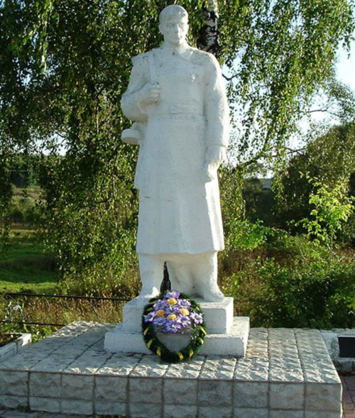с. Новая Нелидовка Белгородского р-на. Памятник, установленный на братской могиле, в которой захоронено 12 советских воинов.