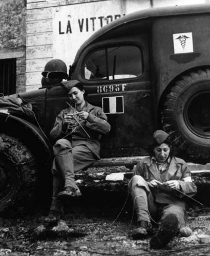 Водители скорой помощи женского Свободного французского корпуса вяжут в свободное время. Сентябрь 1944 г. 