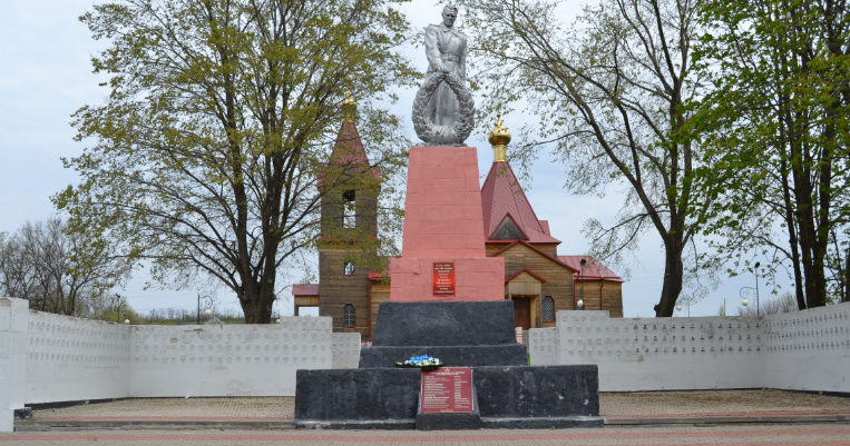 с. Тишанка Волоконовского р-на. Памятник по улице Парковой 4а, установленный на братской могиле, в которой похоронено 42 советских воинов, в т.ч. 26 неизвестных, погибших в 1943 году. 