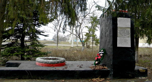с. Хмелевое Корочанского р-на. Памятник, установленный на братской могиле, в которой похоронено 13 советских воинов, в т.ч. 11 неизвестных, погибших в 1943 году.