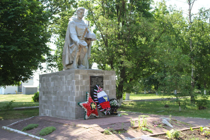п. Новосадовый Белгородского р-на. Памятник по улице лейтенанта Павлова, установленный на братской могиле, в которой похоронено 17 советских воинов, погибших в 1943 году. 