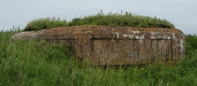 Двухамбразурный бетонный ДОТ №63-Б «Форт» на острове Попова был построен в 1934 году. Расположен в южной части бухты Пограничная. Класс защиты - М-2.