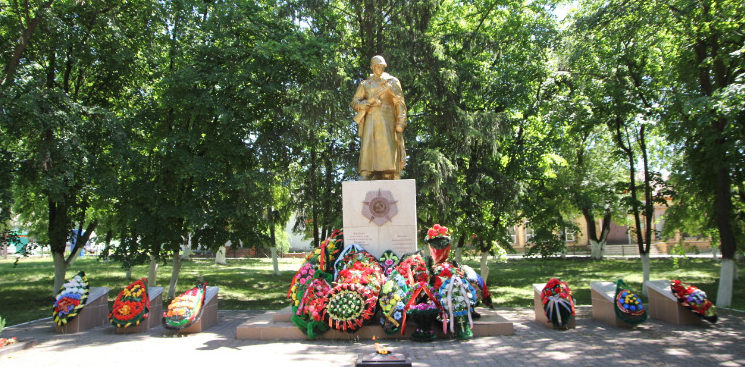 п. Октябрьский Белгородского р-на. Памятник на площади Островского, установленный на братской могиле, в которой захоронено 99 советских воинов. 