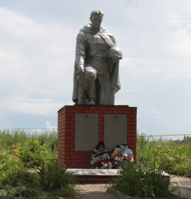  с. Шеино Корочанского р-на. Памятник по улице Лисовенька, установленный на братской могиле, в которой похоронены советские воины.