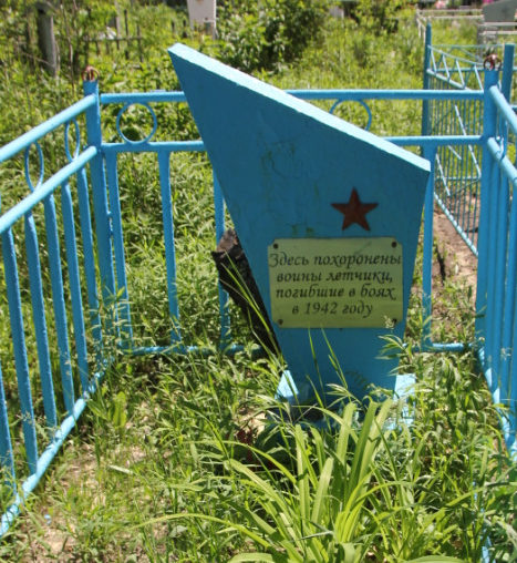 п. Октябрьский Белгородского р-на. Братская могила на кладбище №1, в которой похоронено 2 советских летчика. 