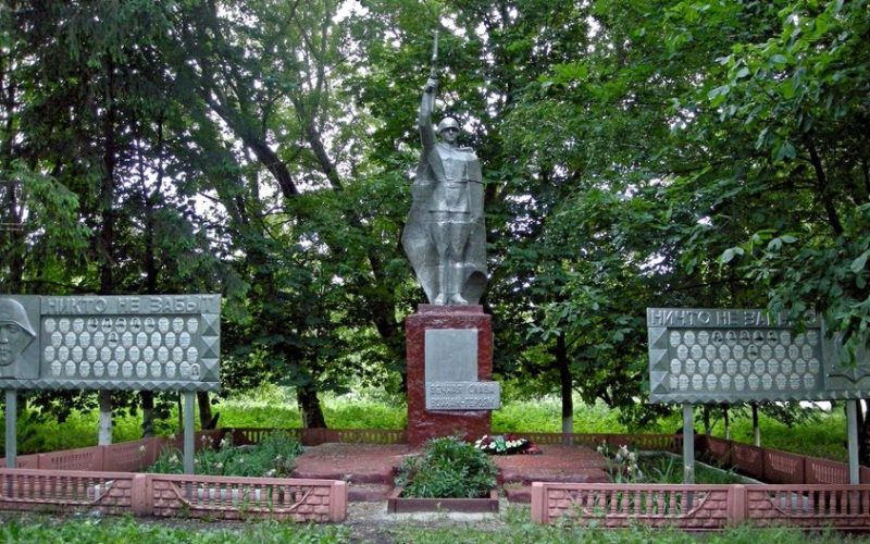 с. Шеино Корочанского р-на. Памятник, установленный на братской могиле, в которой похоронено 128 советских воинов, погибших в 1943 году.