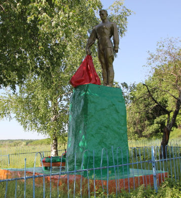 с. Ольховатка Белгородского р-на. Памятник, установленный на братской могиле, в которой захоронено 9 советских воинов, погибших в 1943 году. 