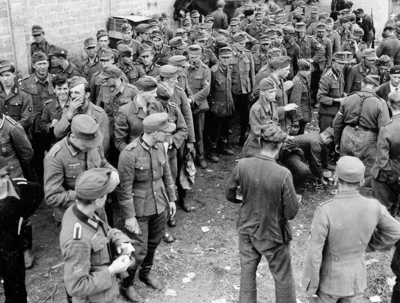 Солдаты немецкого 229-го егерского полка, взятые в плен 7-й армией США в Невере. 13 сентября 1944 г.