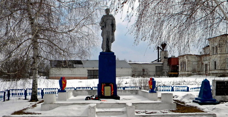 с. Ютановка Волоконовского р-на. Памятник, установленный на братской могиле, в которой похоронено 2 советских воина, погибших в 1943 году. 