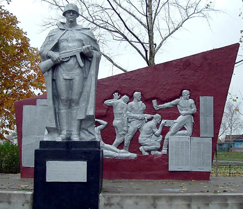 с. Шляхово Корочанского р-на. Памятник, установленный на братской могиле, в которой похоронено 503 советских воинов, погибших в 1943 году.