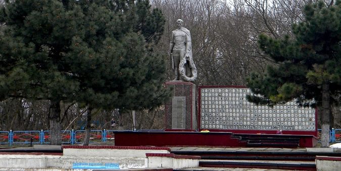 с. Яблоново Корочанского р-на. Памятник, установленный на братской могиле, в которой похоронено 62 советских воина, погибших в 1943 году.
